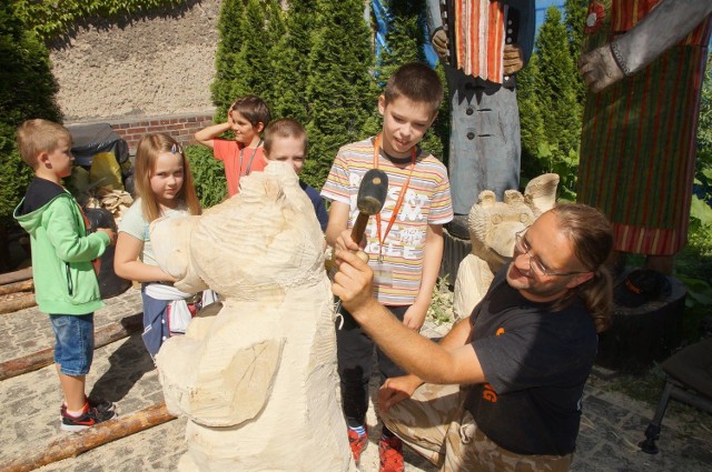 Do 12 czerwca potrwa jubileuszowy X Plener Rzeźbiarski w Muzeum im. Jana Dzierżona w Kluczborku. Do 11 czerwca zarówno indywidualni zwiedzający, jak i zorganizowane grupy mają możliwość na spotkanie z rzeźbiarzami. Dzieci mogą jeszcze w czwartek i piątek wziąć udział w bezpłatnych zajęciach z wykonywania miniaturowych uli z kolorowej pianki. Trzeba tylko wcześniej zadzwonić pod numer tel. 77 418 27 07.