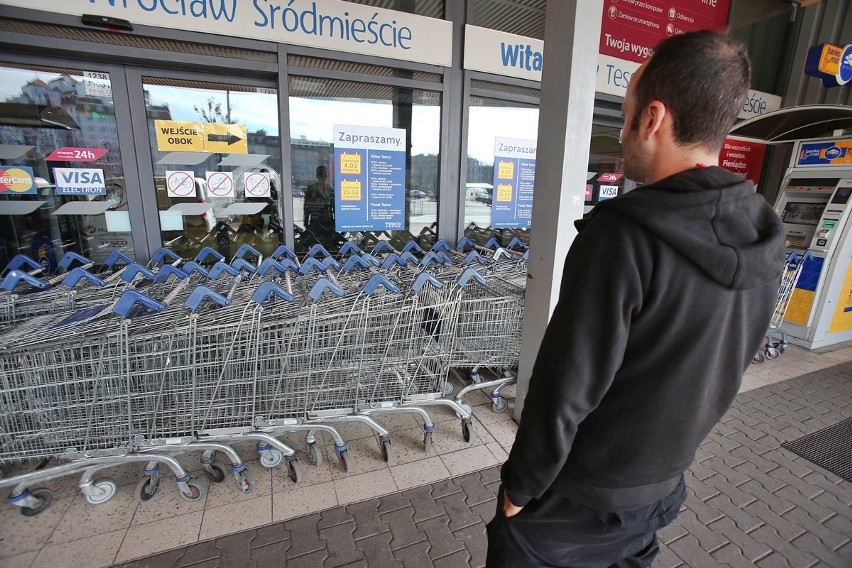 Barykada z wózków sklepowych przed Tesco. Klienci chcieli zrobić zakupy [ZDJĘCIA]