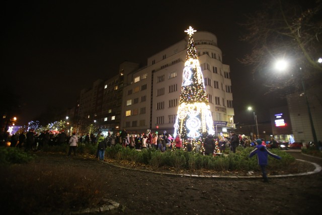 W Sosnowcu zapłonęła miejska choinka. Na dzieci czekały tez atrakcje, jakie przygotowano dla nich w ramach Manufaktury Świętego Mikołaja.