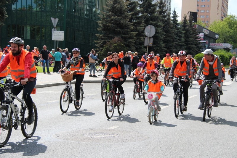 Ponad 130 rowerzystów wyruszyło na trasę ulicami miasta i...