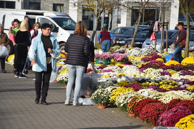 Na przełomie października i listopada groby na cmentarzu komunalnym przy ul. Żwirowej odwiedza kilkadziesiąt tysięcy osób.