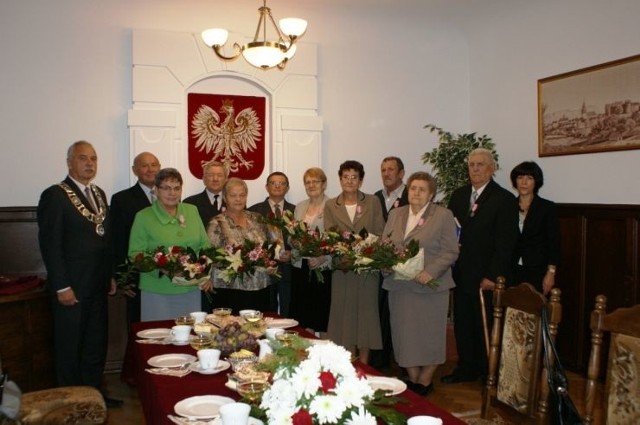 Burmistrz Bytowa Ryszard Sylka wręczył ośmiu parom małżeńskim przyznane przez Prezydenta RP specjalne odznaczenia - medale "Za Długoletnie Pożycie Małżeńskie".
