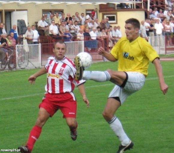 Orzeł (biało-czerwone stroje) przegrał w Sieniawie 1-0.