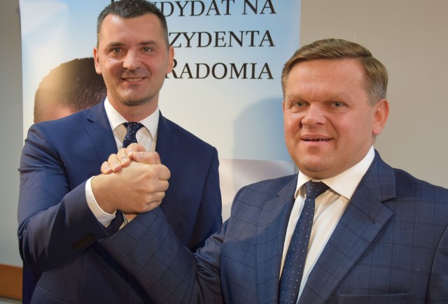 Rafał Czajkowski (z lewej) zaapelował o głosowanie na Wojciecha Skurkiewicza w drugiej turze wybor&oacute;w na prezydenta Radomia.