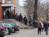 Kolejki do bankomatów i stacji paliw w Opatowie. Ludzie stoją na ulicach. Zobaczcie zdjęcia