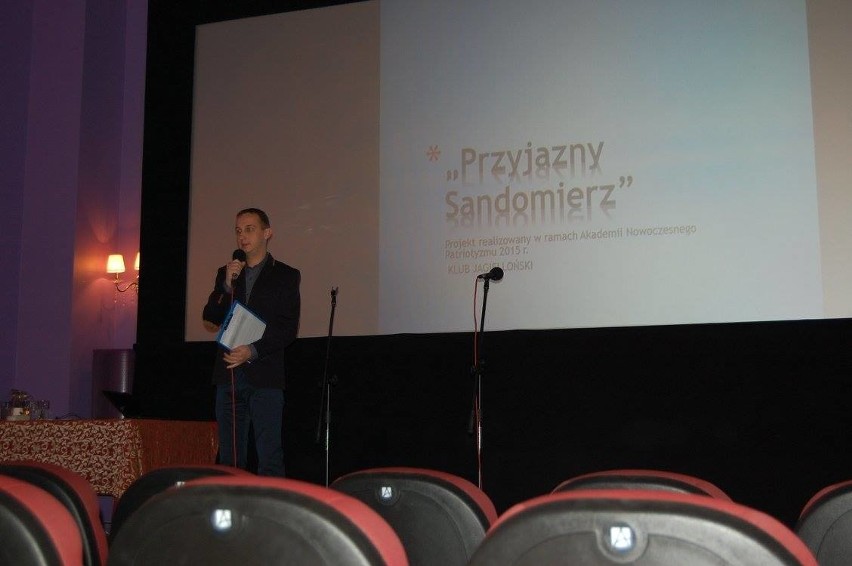 Sandomierskie kino już otwarte dla niepełnosprawnych. Pomogli uczniowie (ZDJĘCIA) 