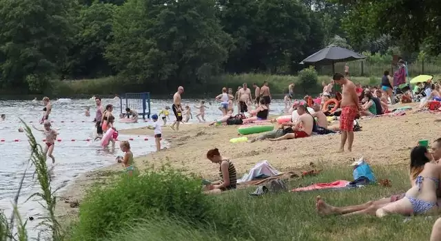 Zmęczeni pandemią i związanymi z nią ograniczeniami łodzianie z utęsknieniem czekali na wakacje. A wiadomo, że gorące i słonecznie dni najlepiej spędza się nad wodą. Wokół Łodzi na szczęście zbiorników wodnych nie brakuje.Gdzie się kąpać? Czytaj na kolejnych kartach