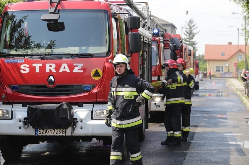 Pożar domu w Ogrodzieńcu. 7 zastępów straży w akcji [ZOBACZ ZDJĘCIA]