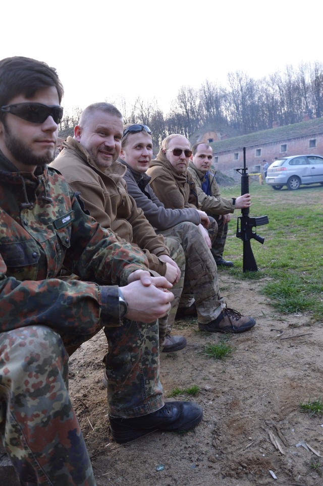 Rafał Plantos, Jacek Szczepanik, Arkadiusz i Grzegorz Budni i Konrad Włodarski biorą udział w militarnych grach w terenie, nazywanych ASG, które są organizowane w Nysie. Gry przypominają prawdziwe ćwiczenia na poligonie, a ich uczestnicy, pasjonaci broni i zajęć paramilitarnych, mają się stać m.in. trzonem tworzonej obrony terytorialnej.