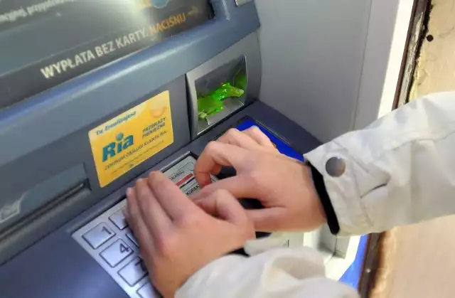 Niebezpieczne oszustwa na bankomatach: jak działają i jak się przed nimi chronić? Szczegóły na kolejnych slajdach.