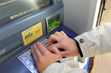 Taki błąd przy wypłacie pieniędzy z bankomatu może sporo kosztować. Tak można stracić kasę [19.05.2024 r.]