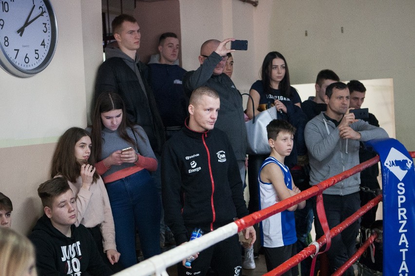 Boks. Szkoleniowe walki sparingowe na Ogrodowej w Słupsku.