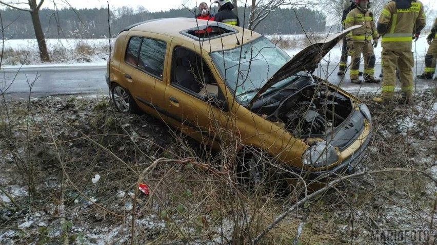 Dwa samochody marki Renault wypadły z drogi na trasie...