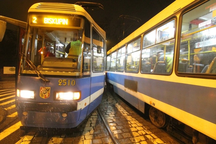 Wrocław: Zderzenie tramwajów. Zaklinowały się na zakręcie (ZDJĘCIA)