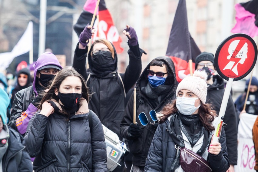 Manifa we Wrocławiu. Kobiety przeszły ulicami miasta [ZDJĘCIA]