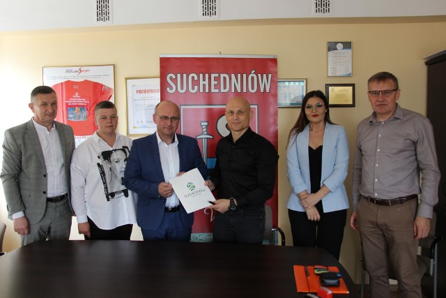 Gmina Suchedniów podpisała z firmą Budromost umowę na dwie ważne inwestycje drogowe.