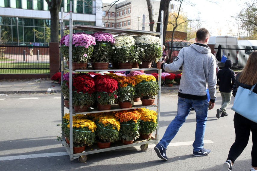 Wszystkich Świętych 2018. Na Cmentarzu Rakowickim handel kwitnie