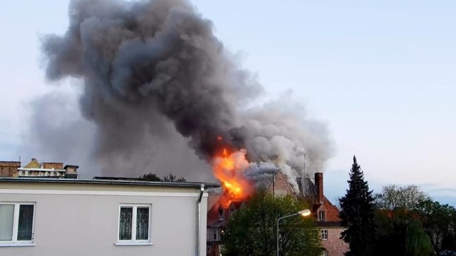 Policja ustaliła, że jeden z podpalaczy odpowiada za podłożenie ognia w dawnej zabytkowej siedziby Powiatowej Stacji Sanitarno-Epidemiologicznej w Pile przy ul. Okrzei, gdzie straty oceniono na pół miliona złotych.