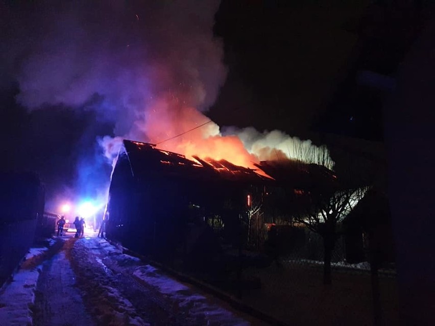 Pożar budynku gospodarczego w Żurawicy. Z ogniem walczyło siedem zastępów strażaków [ZDJĘCIA]