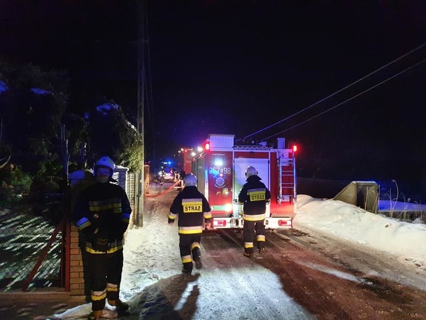 Pożar budynku gospodarczego w Żurawicy. Z ogniem walczyło siedem zastępów strażaków [ZDJĘCIA]