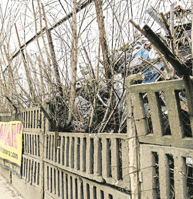 Mieszkańcy okolicy boją się sąsiedztwa skupu złomu. Obawiają się, że źle zabezpieczone elementy mogą zrobić komuś krzywdę.