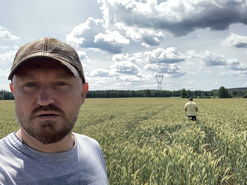 "Małe żniwa" w Gospodarstwie Rolnym Sikora w Odrowążu, gmina Stąporków. Zebrano 52 tony jęczmienia. Okoliczni mieszkańcy byli zaskoczeni