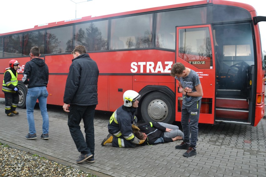 Przy autostradzie A1 w Żorach autobus stanął w ogniu. Strażacy wyciągali rannych ZDJĘCIA