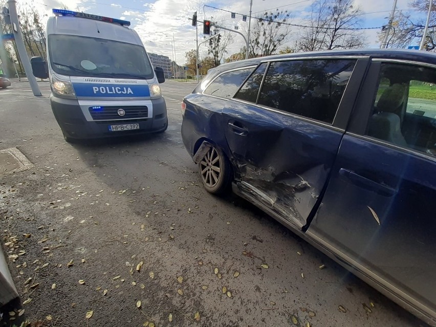 Wypadek sportowego nissana we Wrocławiu. Utrudnienia w ruchu [ZDJĘCIA]