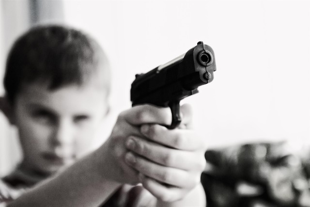 Floryda, USA: Kilkulatek zastrzelił roczną dziewczynkę. Jak się okazało ojciec chłopca ma całkiem pokaźną historię kryminalną, w tym 14 wyroków na koncie. (zdjęcie ilustracyjne)