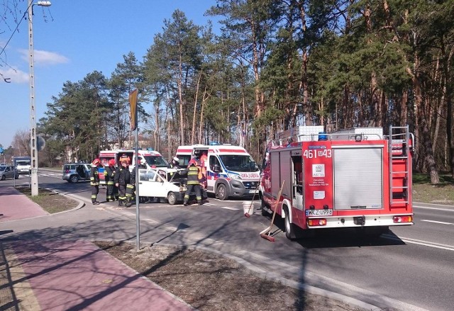 Wypadek w Kozienicach na skrzyżowaniu ulicy Warszawskiej z ulicą Sikorskiego (24.03.16).