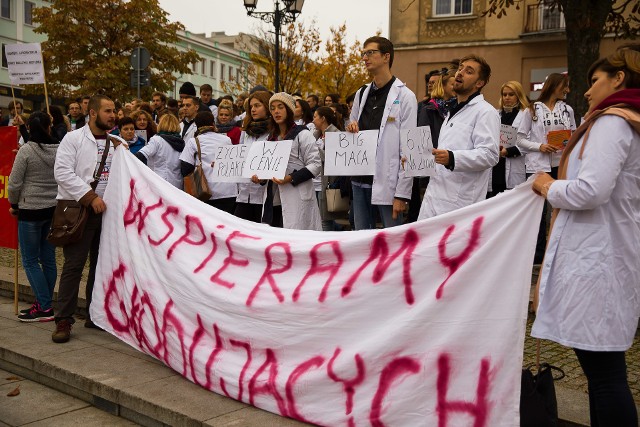 W piątek białostoccy pracownicy medyczni znów protestowali na Rynku Kościuszki.