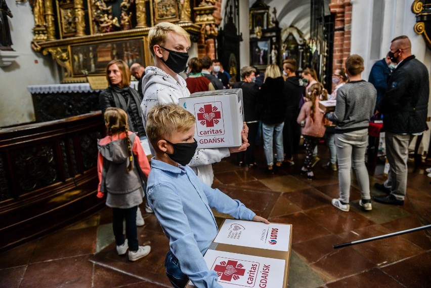 Caritas przekazał dwadzieścia laptopów i dwanaście drukarek...