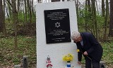 Żonkile i znicz w miejscu kaźni zamordowanych przez Niemców Żydów z Kazimierzy Wielkiej. Chwila zadumy przed obeliskiem w Słonowicach