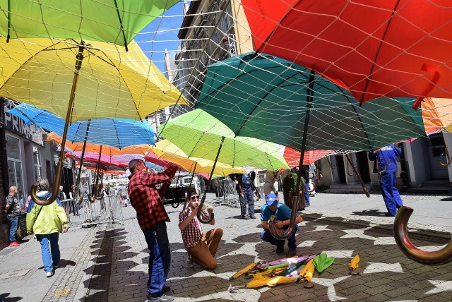 Nad fragmentem ulicy Królowej Jadwigi w Inowrocławiu znów zawisły kolorowe parasole, symbol Art Ino Festiwal. Impreza rozpocznie się w sobotę, 15 lipca, po południu.