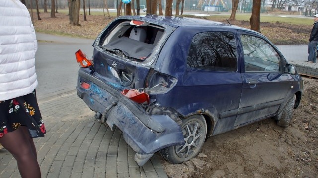 Dzisiaj (niedziela 11.03), przed godz. 11., kierujący osobowym samochodem marki BMW, najechał na tył Hyundaia, skręcającego do parku wodnego w Redzikowie. W zdarzeniu nikt nie odniósł poważniejszych obrażeń. Na miejscu pracowali policjanci ze słupskiej drogówki.