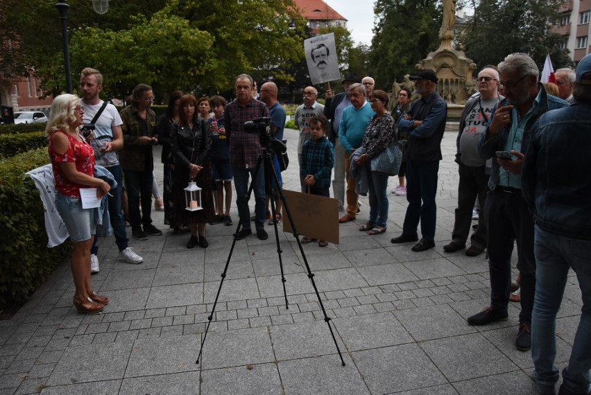 Na czwartkową manifestację przyszły całe rodziny....