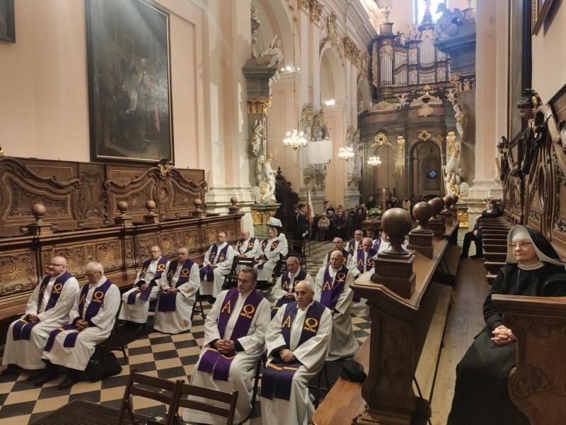 Pogrzeb księdza Andrzeja Boksińskiego, byłego proboszcza i wykładowcy w seminarium. Mszy świętej przewodniczył biskup Marian Florczyk