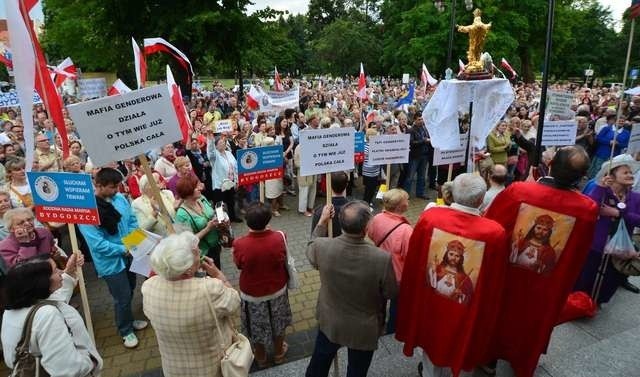 Środowiska katolickie i nacjonalistyczne oprotestowały w ubiegły piątek pokaz kontrowersyjnego spektaklu