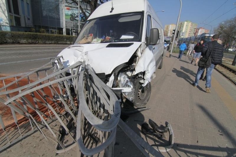 Wypadek na skrzyżowaniu Kamiennej i Bardzkiej. Bus wjechał w...