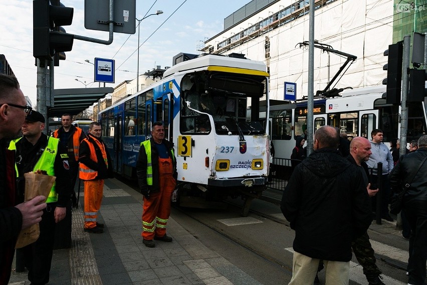 Wypadek na Bramie Portowej w Szczecinie: zderzenie tramwaju...