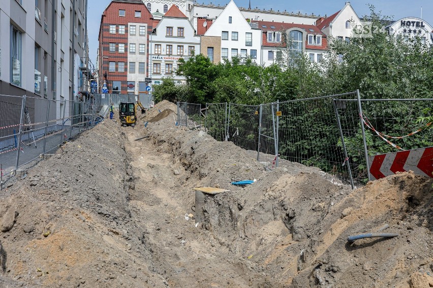 Powstał hotel i apartamentowiec, a przy okazji zniszczono zabytkowy bruk. Czy miał średniowieczny rodowód? 