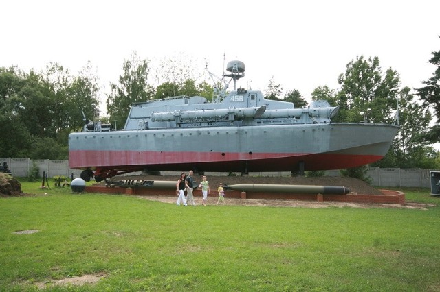 Militaria udostępnione są zwiedzającym na plenerowej wystawie.