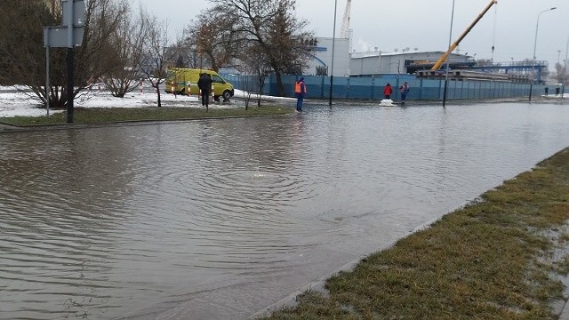 Awaria wodociągowa na Retkini. Ulice zalane wodą, sucho w kranach