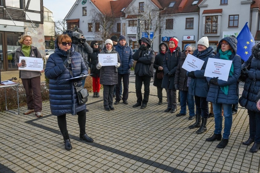 Protest w Puszczykowie przeciw odstrzałowi dzików w WPN