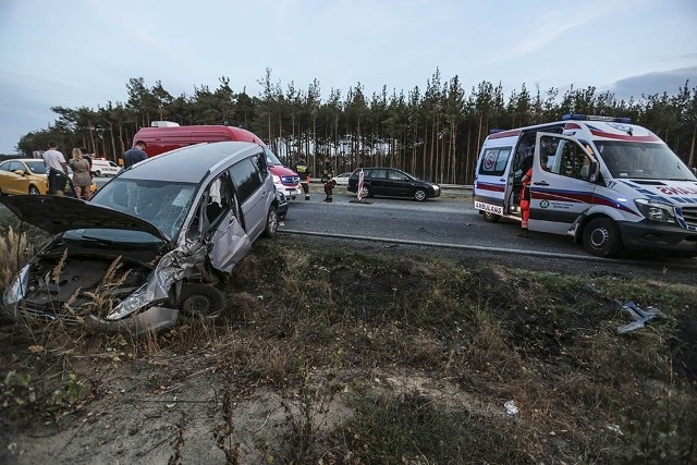 Do zderzenia doszło w czwartek, 23 sierpnia, na Trasie Północnej, zaraz za zjazdem z S3. Zderzyły się ciężarówka i dwa samochody osobowe. Do zderzenia doszło na pasach ruchu prowadzących w kierunku ronda Rady Europy. Najprawdopodobniej kierujący fordem nieprawidłowo zmieniał pas ruchu i wtedy uderzył w przód tira. Samochód obróciło. Auto uderzyło jeszcze w opla i wypadło na pobocze. Na szczęście nikomu nic się nie stało. Osoby uczestniczące w zderzeniu zostały na miejscu przebadane przez zespół karetki pogotowia ratunkowego. Zielonogórscy policjanci na miejscu ustalaj jak doszło do zderzenia.Na trasie są lekkie utrudnienia w ruchu. Do zdarzenia doszło zaraz za zjazdem z S3 na wysokości robót drogowych.Godz. 20.50 W miejscu zdarzenia doszło do kolejnej stłuczki. Zderzyły opel i volkswagen. Kierowca volkswagena zagapił się na rozbite auta.Zobacz wideo: Miejska wypożyczalnia rowerów już działa