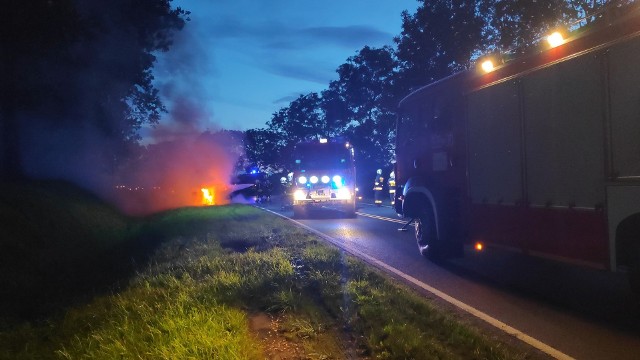 W czwartkowy wieczór na drodze krajowej nr 11 w Kazimierzu Pomorskim doszło do pożaru samochodu osobowego. Na czas akcji w miejscu zdarzenia występowały utrudnienia w ruchu.Zobacz także Wypadek na krajowej "6" koło Sianowa. Sześć samochodów rozbitych