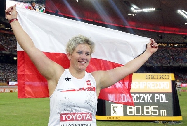 Anita Włodarczyk fetuje złoty medal w Pekinie.