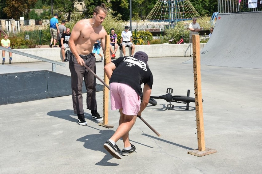 Niesamowite skoki i triki na rowerach BMX w Wąchocku (DUŻO ZDJĘĆ)