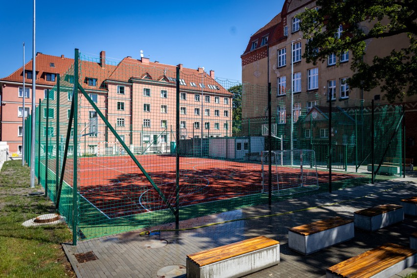 Uczniowie liceum przy ulicy Jagiellońskiej w Szczecinie proszą miasto o posadzenie drzew przy nowym boisku