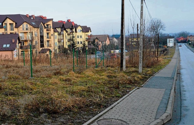 Działka leży między ulicą Leśną (z prawej) a osiedlem